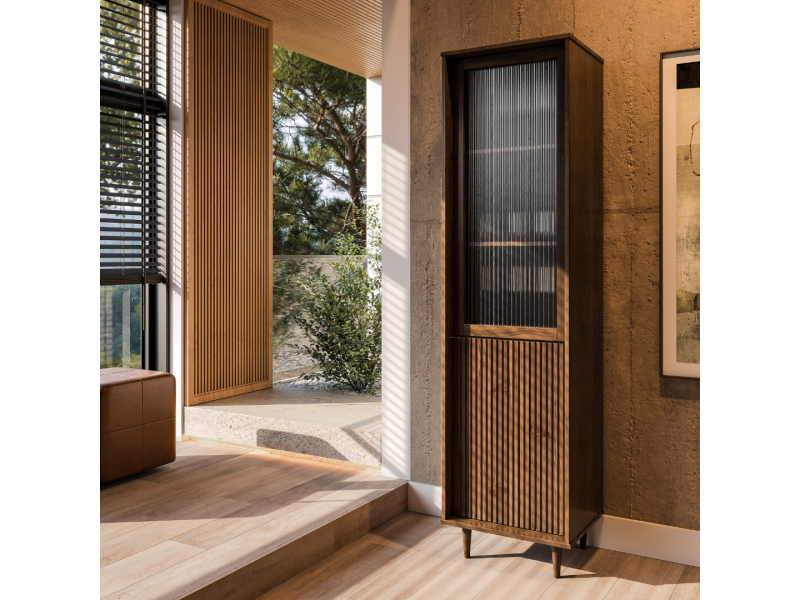 Cristaleira torre Feita em Madeira Maciça com o acabamento na cor castanho amadeirado. Uma porta com vidro canelado e uma em madeira maciça| Coleção Jazz